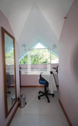 Casa de condomínio à venda com 176m², 4 quartos e 1 vaga Casa de condomínio à venda com 176m², 4 quartos e 1 vagaSótão