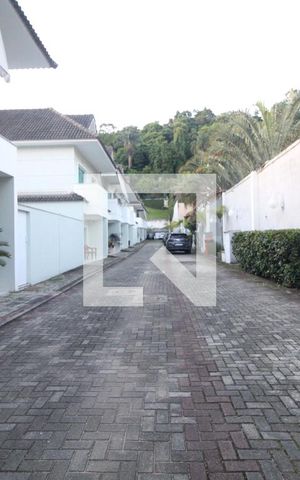 Casa de condomínio à venda com 176m², 4 quartos e 1 vaga Casa de condomínio à venda com 176m², 4 quartos e 1 vagaGaragem