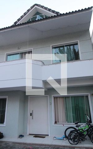 Casa de condomínio à venda com 176m², 4 quartos e 1 vaga Casa de condomínio à venda com 176m², 4 quartos e 1 vagaFachada
