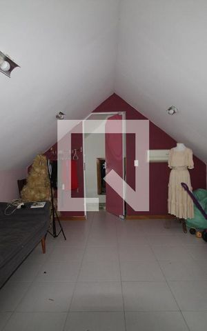 Casa de condomínio à venda com 176m², 4 quartos e 1 vaga Casa de condomínio à venda com 176m², 4 quartos e 1 vagaSótão