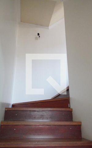 Casa à venda com 300m², 4 quartos e 6 vagasEscada para dormitórios