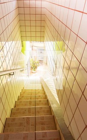 Casa à venda com 310m², 5 quartos e 3 vagas Casa à venda com 310m², 5 quartos e 3 vagasEscada