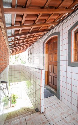 Casa à venda com 310m², 5 quartos e 3 vagas Casa à venda com 310m², 5 quartos e 3 vagasVaranda