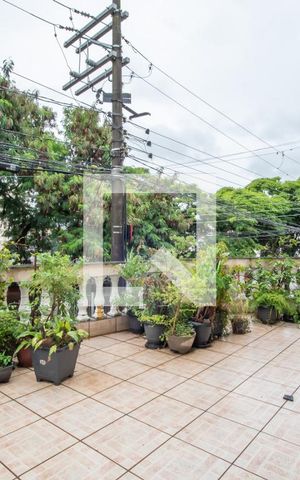 Casa à venda com 310m², 5 quartos e 3 vagas Casa à venda com 310m², 5 quartos e 3 vagasVaranda