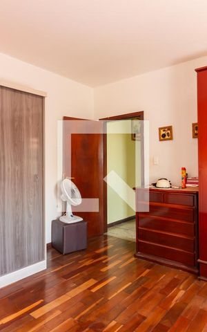 Casa à venda com 310m², 5 quartos e 3 vagas Casa à venda com 310m², 5 quartos e 3 vagasSuíte 2