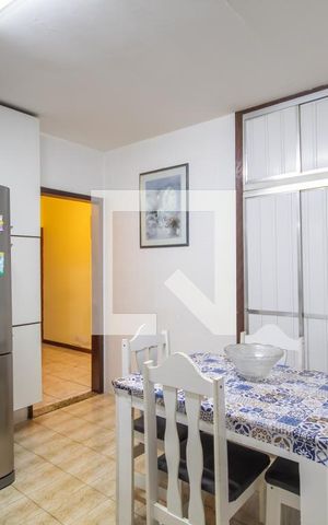 Casa à venda com 310m², 5 quartos e 3 vagas Casa à venda com 310m², 5 quartos e 3 vagasCozinha