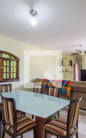Casa à venda com 310m², 5 quartos e 3 vagas Casa à venda com 310m², 5 quartos e 3 vagasSala