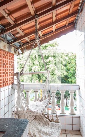 Casa à venda com 310m², 5 quartos e 3 vagas Casa à venda com 310m², 5 quartos e 3 vagasVaranda