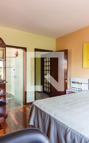 Casa à venda com 310m², 5 quartos e 3 vagas Casa à venda com 310m², 5 quartos e 3 vagasSuíte