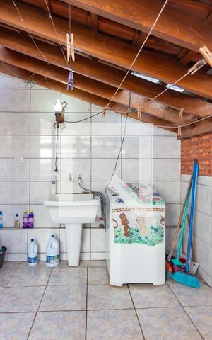 Casa à venda com 310m², 5 quartos e 3 vagas Casa à venda com 310m², 5 quartos e 3 vagasÁrea de Serviço