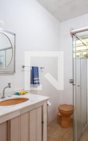Casa à venda com 310m², 5 quartos e 3 vagas Casa à venda com 310m², 5 quartos e 3 vagasBanheiro