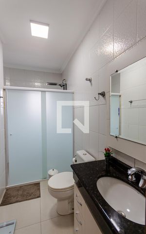 Casa à venda com 185m², 4 quartos e 4 vagas Casa à venda com 185m², 4 quartos e 4 vagasBanheiro da Suíte 1