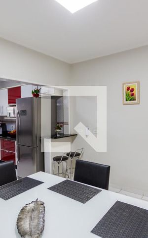 Casa à venda com 185m², 4 quartos e 4 vagas Casa à venda com 185m², 4 quartos e 4 vagasSala de Jantar