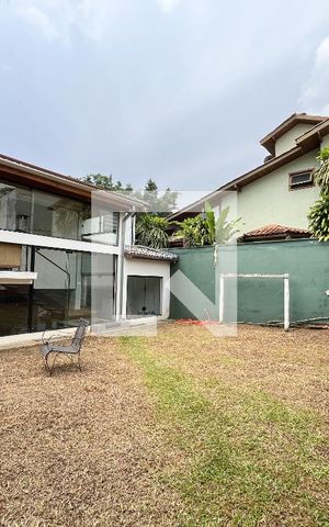 Casa à venda com 230m², 5 quartos e 1 vaga Casa à venda com 230m², 5 quartos e 1 vagaÁrea externa
