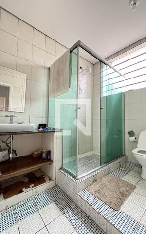 Casa à venda com 230m², 5 quartos e 1 vaga Casa à venda com 230m², 5 quartos e 1 vagaBanheiro