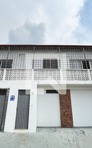 Casa à venda com 230m², 5 quartos e 1 vaga Casa à venda com 230m², 5 quartos e 1 vagaFachada