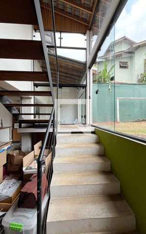 Casa à venda com 230m², 5 quartos e 1 vaga Casa à venda com 230m², 5 quartos e 1 vagaEscada
