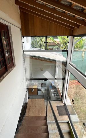 Casa à venda com 230m², 5 quartos e 1 vaga Casa à venda com 230m², 5 quartos e 1 vagaEscada
