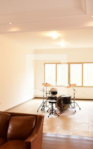 Casa para alugar com 260m², 4 quartos e 4 vagasSala