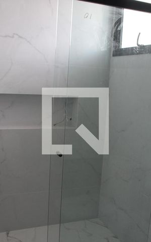 Casa à venda com 360m², 5 quartos e 4 vagasbanheiro da suite 02