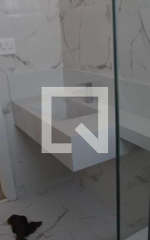 Casa à venda com 360m², 5 quartos e 4 vagasbanheiro da suite 04