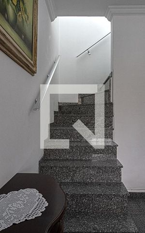 Casa para alugar com 220m², 3 quartos e 3 vagas Casa para alugar com 220m², 3 quartos e 3 vagasAcesso para os pisos