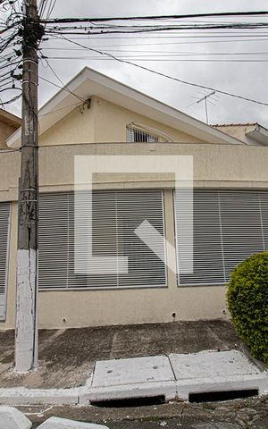 Casa para alugar com 220m², 3 quartos e 3 vagas Casa para alugar com 220m², 3 quartos e 3 vagasFachada