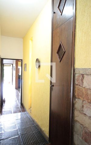 Casa à venda com 360m², 4 quartos e 2 vagasCorredor
