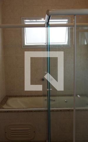 Casa à venda com 300m², 5 quartos e 4 vagasBanheiro da Suíte 2