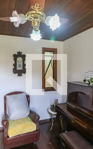 Casa à venda com 293m², 5 quartos e 5 vagas Casa à venda com 293m², 5 quartos e 5 vagasEscritório
