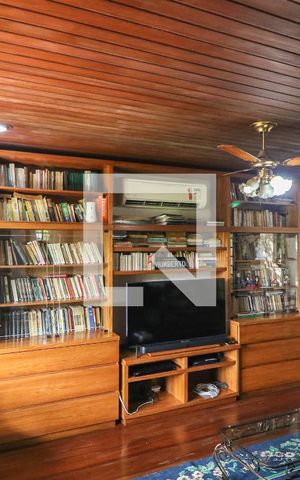 Casa à venda com 293m², 5 quartos e 5 vagas Casa à venda com 293m², 5 quartos e 5 vagasSala