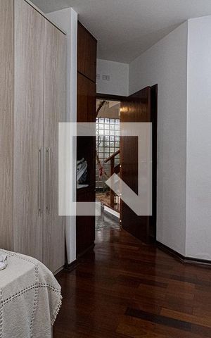 Casa à venda com 350m², 4 quartos e 4 vagas Casa à venda com 350m², 4 quartos e 4 vagassuíte