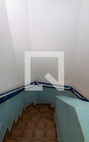 Casa à venda com 150m², 3 quartos e 2 vagas Casa à venda com 150m², 3 quartos e 2 vagasEscada