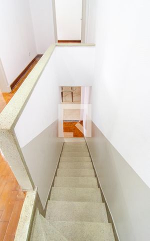 Casa à venda com 112m², 3 quartos e 3 vagas Casa à venda com 112m², 3 quartos e 3 vagasEscadas