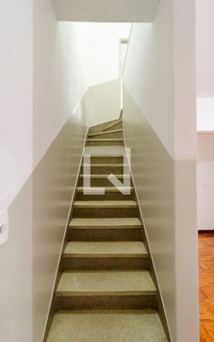 Casa à venda com 112m², 3 quartos e 3 vagas Casa à venda com 112m², 3 quartos e 3 vagasEscadas
