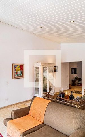 Casa à venda com 540m², 5 quartos e 2 vagas Casa à venda com 540m², 5 quartos e 2 vagasSala