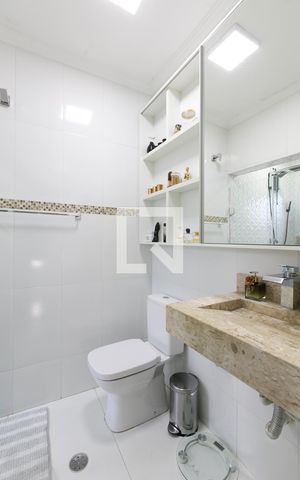 Casa à venda com 200m², 3 quartos e 2 vagas Casa à venda com 200m², 3 quartos e 2 vagasBanheiro