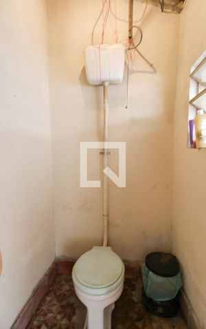 Casa à venda com 360m², 2 quartos e 1 vaga Casa à venda com 360m², 2 quartos e 1 vagaBanheiro de serviço