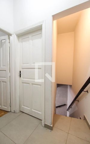 Casa à venda com 360m², 2 quartos e 1 vaga Casa à venda com 360m², 2 quartos e 1 vagaEscada