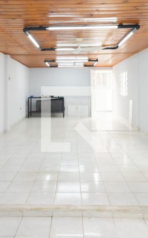 Casa à venda com 256m², 2 quartos e 2 vagas Casa à venda com 256m², 2 quartos e 2 vagasSalão