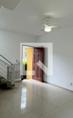 Casa de condomínio à venda com 110m², 2 quartos e 2 vagasSala