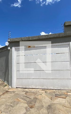 Casa à venda com 400m², 3 quartos e 2 vagas Casa à venda com 400m², 3 quartos e 2 vagasFachada