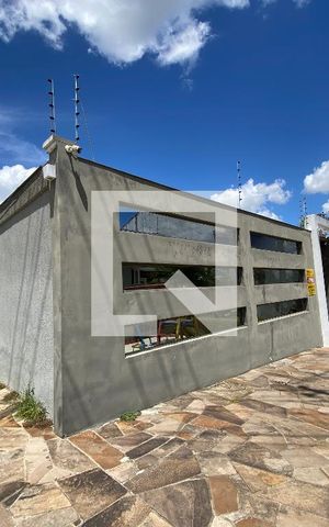 Casa à venda com 400m², 3 quartos e 2 vagas Casa à venda com 400m², 3 quartos e 2 vagasFachada