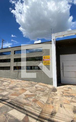 Casa à venda com 400m², 3 quartos e 2 vagas Casa à venda com 400m², 3 quartos e 2 vagasFachada
