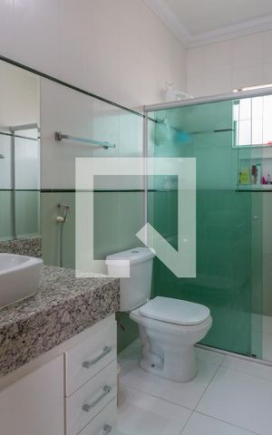 Casa à venda com 258m², 3 quartos e 3 vagas Casa à venda com 258m², 3 quartos e 3 vagasBanheiro