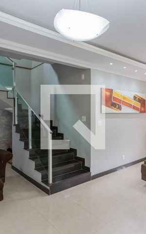 Casa à venda com 258m², 3 quartos e 3 vagas Casa à venda com 258m², 3 quartos e 3 vagasSala
