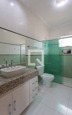 Casa à venda com 258m², 3 quartos e 3 vagas Casa à venda com 258m², 3 quartos e 3 vagasBanheiro