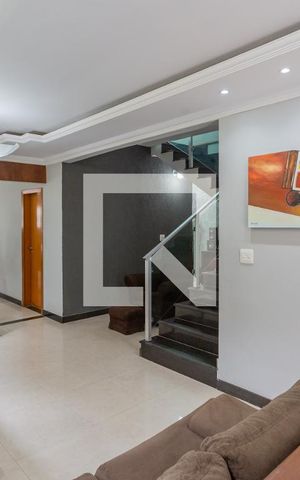 Casa à venda com 258m², 3 quartos e 3 vagas Casa à venda com 258m², 3 quartos e 3 vagasSala