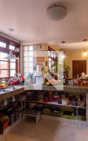 Casa à venda com 220m², 4 quartos e 2 vagas Casa à venda com 220m², 4 quartos e 2 vagasCopa e cozinha