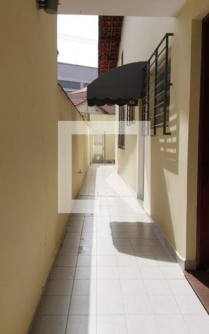 Casa à venda com 200m², 3 quartos e 4 vagas Casa à venda com 200m², 3 quartos e 4 vagasCorredor
